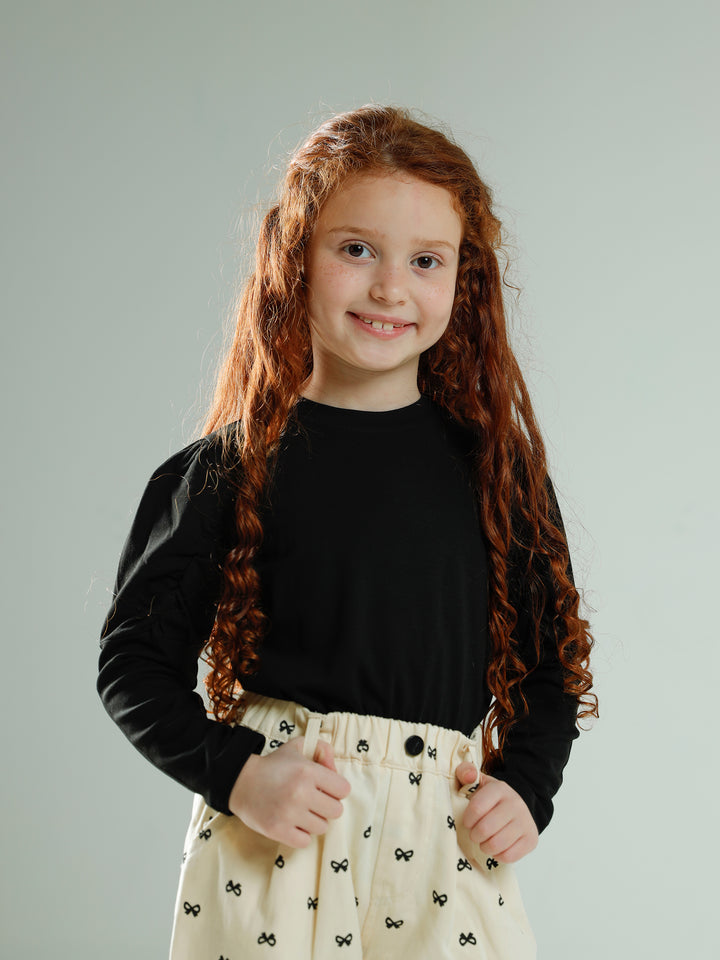 بلوزة بأكمام منفوشة طويلة 